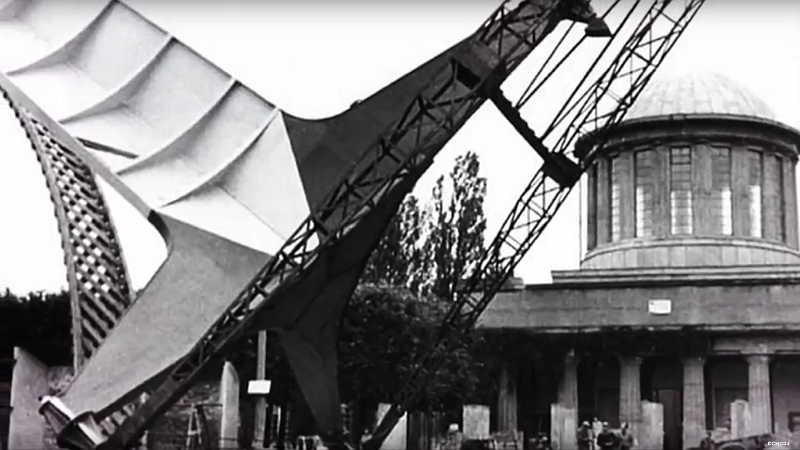 Iglica altxatzeko lanak 1948ko uztailean.