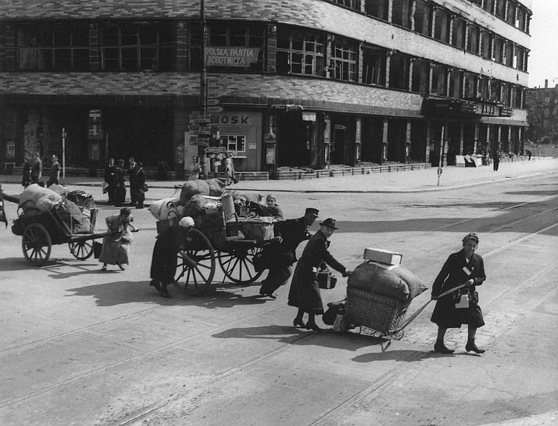 Renoma eraikinaren aurrean hiritar alemanak hiria uzten, 1946. urtean
