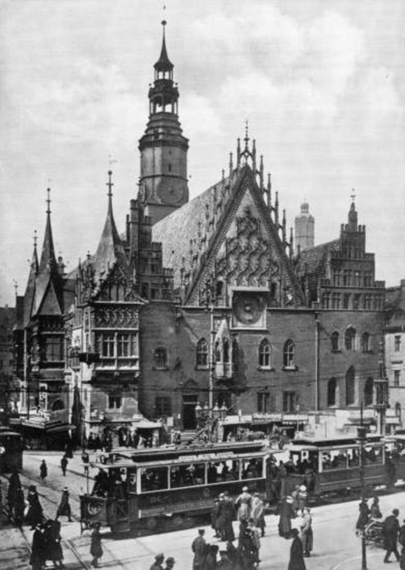 Tranbiak Udaletxearen aurretik Rynek plazatik pasatzean, 1920-1928 urteen artean.