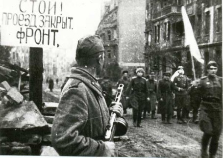 Ofizial alemanak Festung Breslau-ren kapitulazioa negoziatzeko bidean, 1945eko maiatzaren 6an.