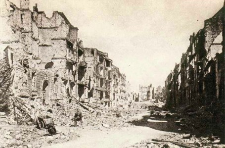 Hiria aurrietan, 1945eko maiatza.